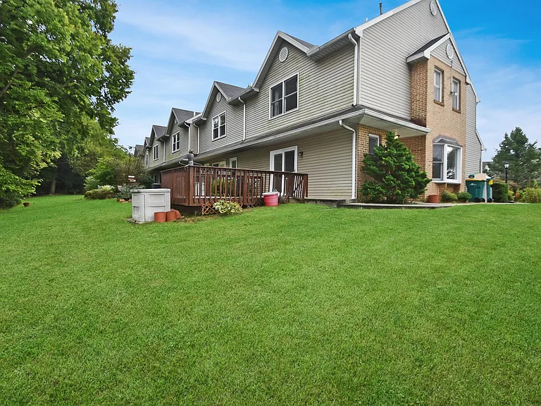 307 Jonathan Ct — Photo 2
