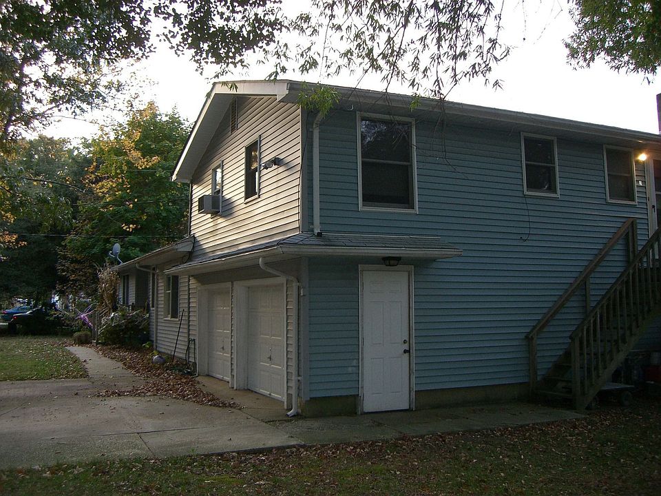 Remodeled Home-Shiny Hardwood floors-Living space above garage-lg yard.