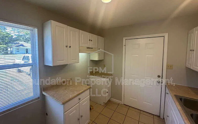 3 bed, 1.0 bath, 867 sqft, $1,100 — Photo 3