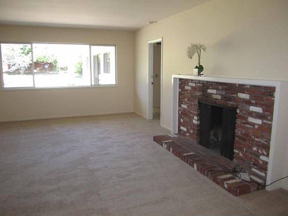 Living rm w/ fireplace