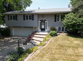 5909 W Ridgecrest Cir, Peoria, IL 61615