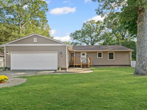 1101 Pin Oak Dr, Mahomet, IL 61853