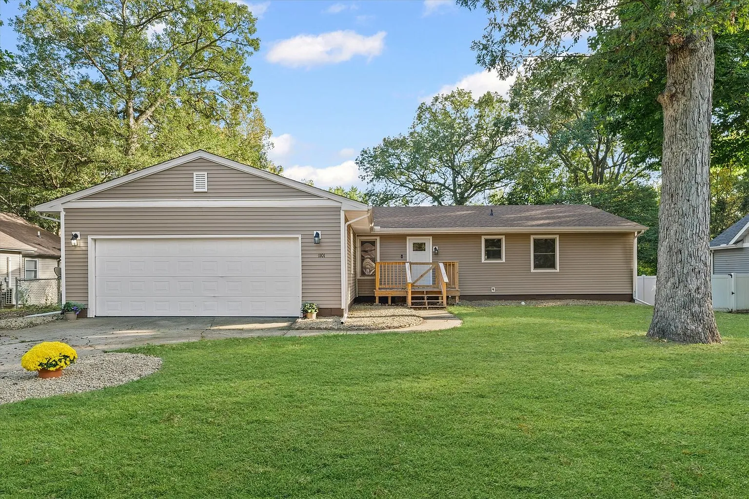 1101 Pin Oak Dr photo 1