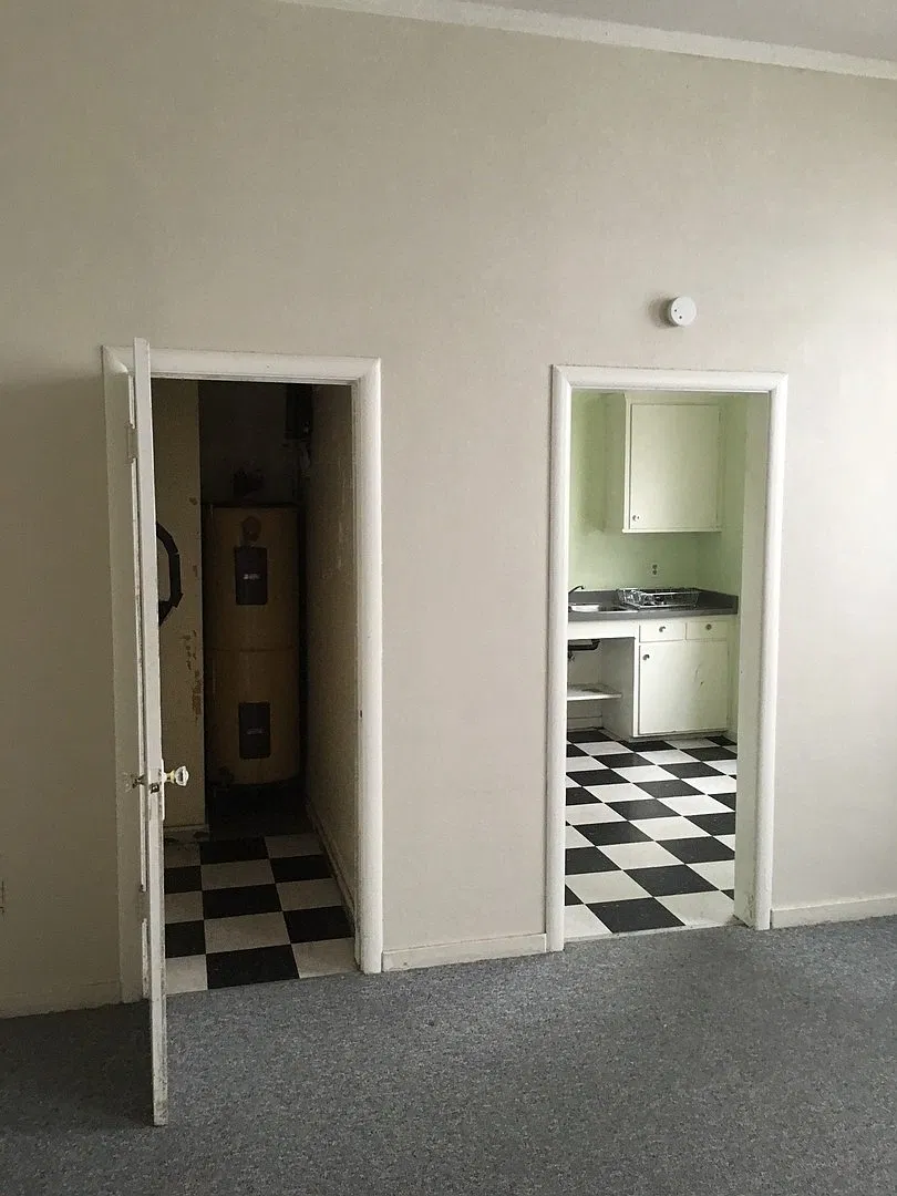 Senator Apartments — Photo 3
