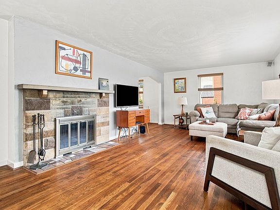 4th image of 1131 Girard Rd