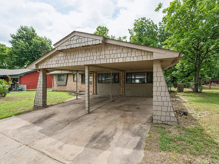 1410 Denison Dr — Photo 2