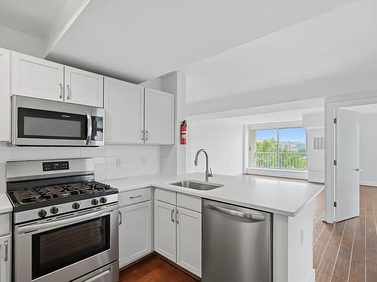 800 4th St SW #S702 — Photo 9