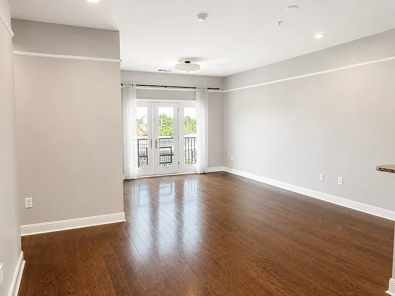 1015 Fatherland St #311 — Photo 2