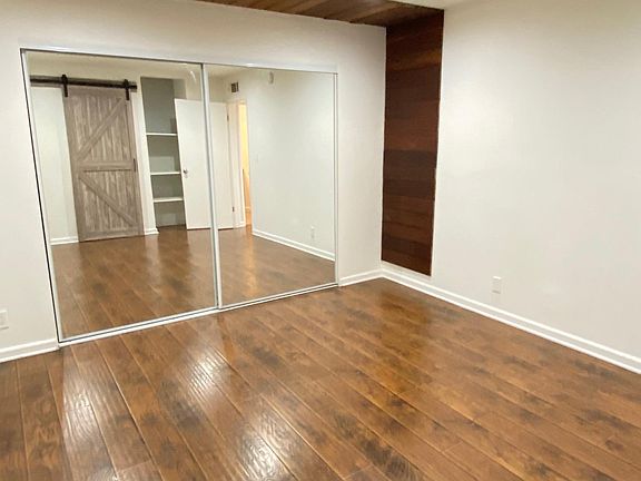 4th image of 20327 Saticoy St Unit 201