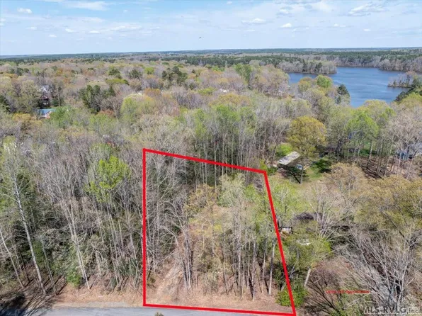 40 Fairview Ter, Bracey, VA 23919