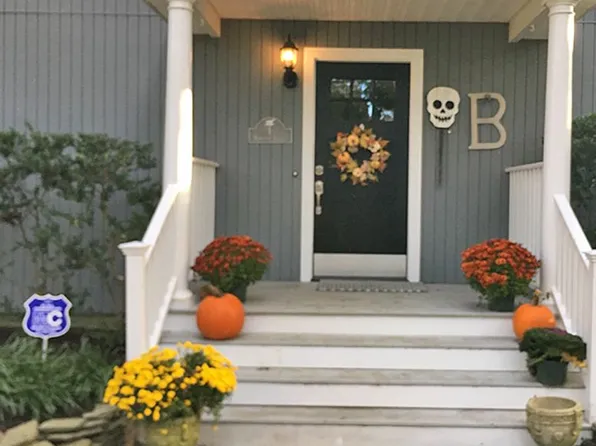 1 Hampton St, East Quogue, NY 11942