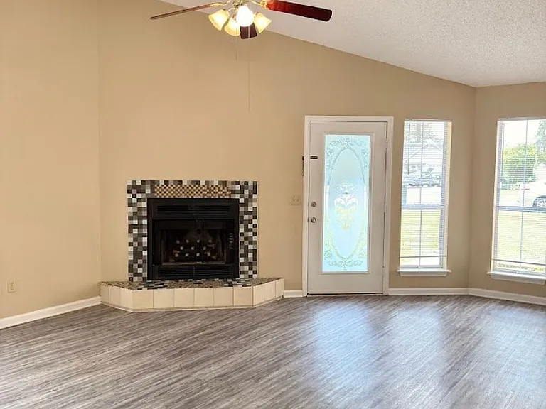 114 Leeward Dr — Photo 3