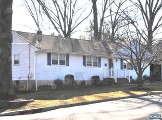 2 Homestead Pl, Bergenfield, NJ 07621