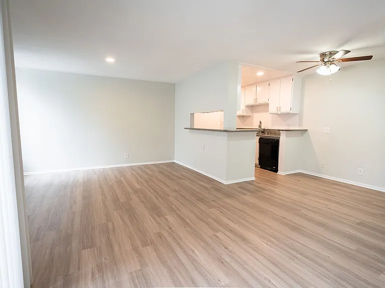 6310 Sylmar Ave — Photo 10