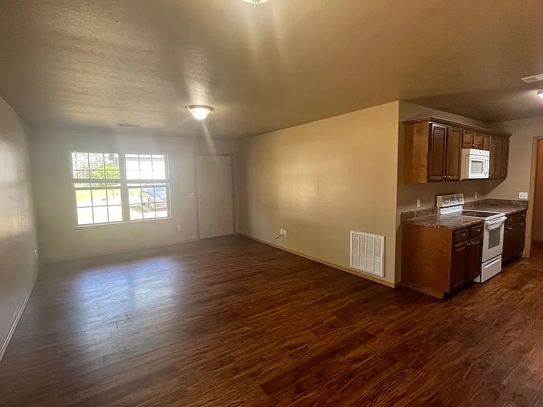 815 W 14th St — Photo 3