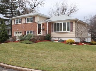 9 South Cir, Woodbridge, NJ 07095
