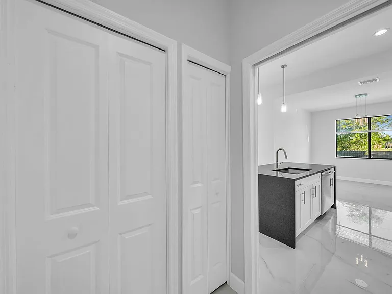 2504 SW 32nd St — Photo 9