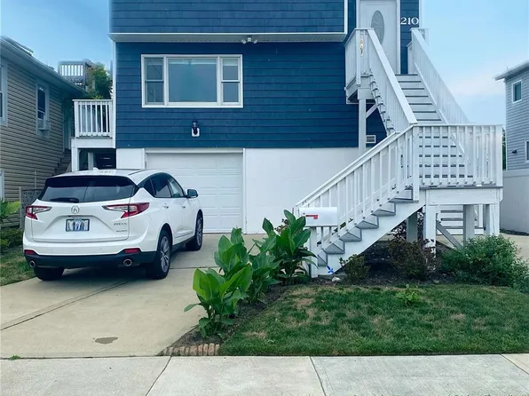 210 Gordon Place, Freeport, NY 11520