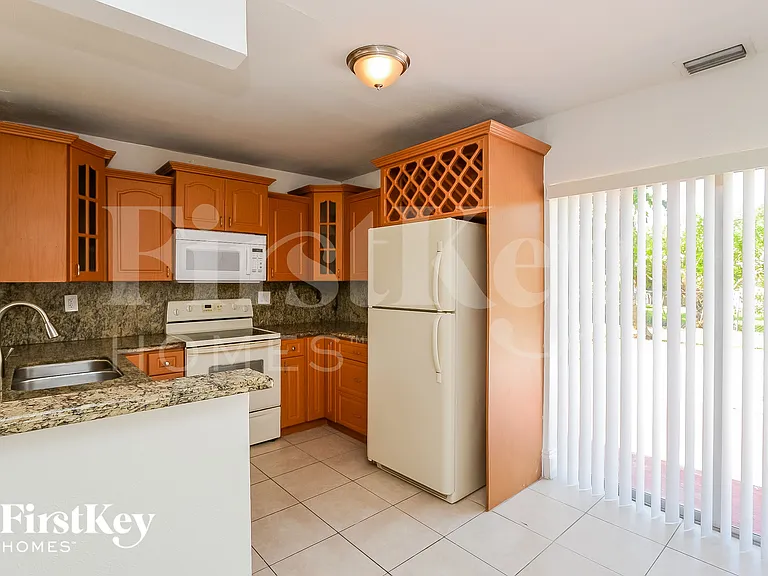 6820 SW 16th Ct — Photo 7