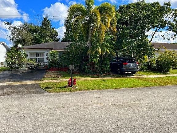 3rd image of 920 SW 81st Ter