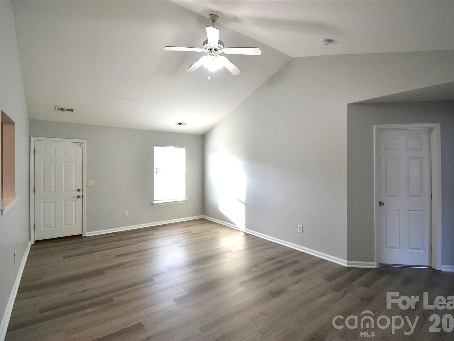 3 bed, 2.0 bath, 1024 sqft, $1,575 — Photo 3