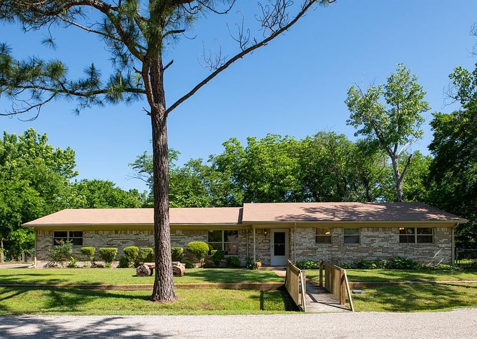 1st image of 427 Oakwood Cir
