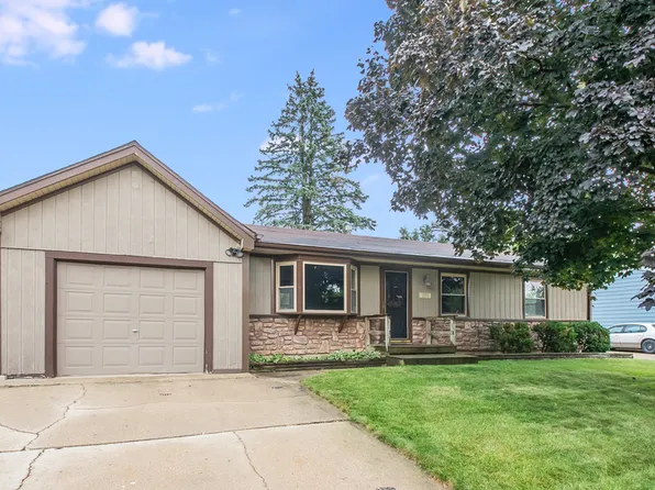 6N209 Florence Ln, St Charles, IL 60174