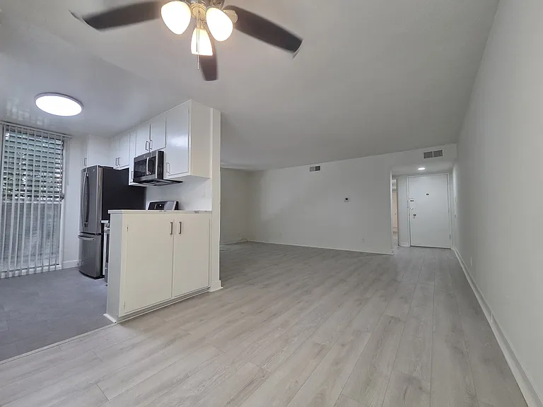 135 N Clark Dr #4 — Photo 5