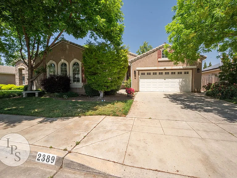2389 Prescott Ave — Photo 1
