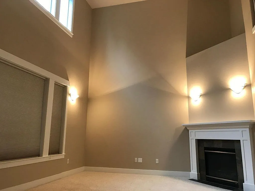 Spacious Home in Desirable Fircrest — Photo 4
