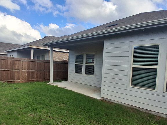 3rd image of 913 Country Rd