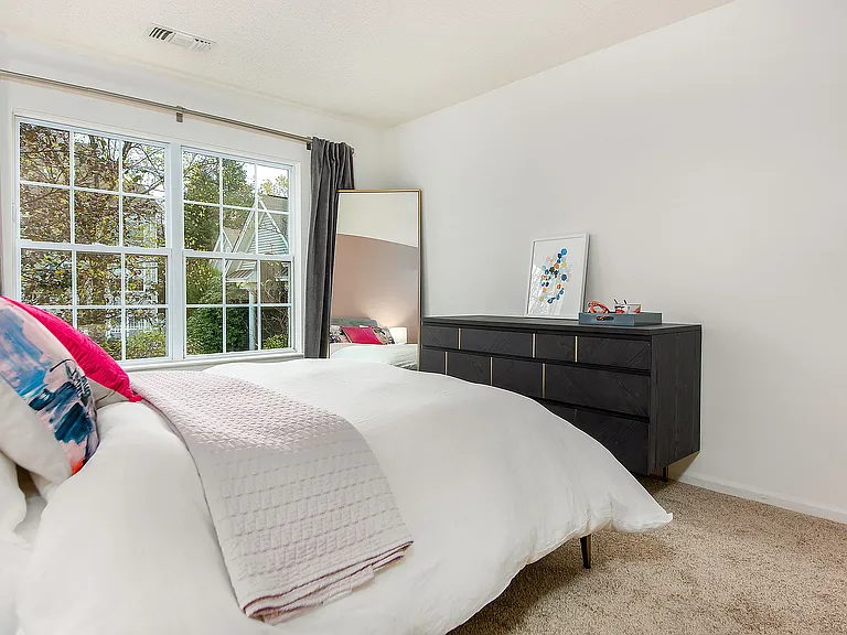 Essex Apartment Homes — Photo 9