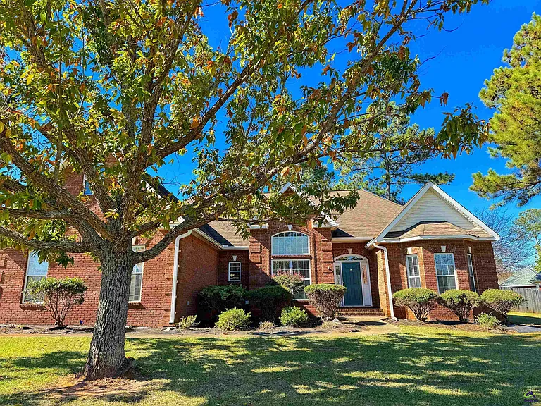 701 Victoria Cir — Photo 2