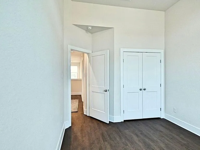 215 Sapphire — Photo 22