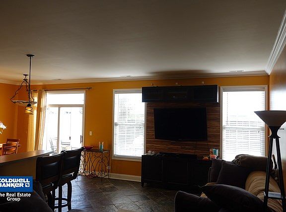 3rd image of 221 Parkside Dr #221