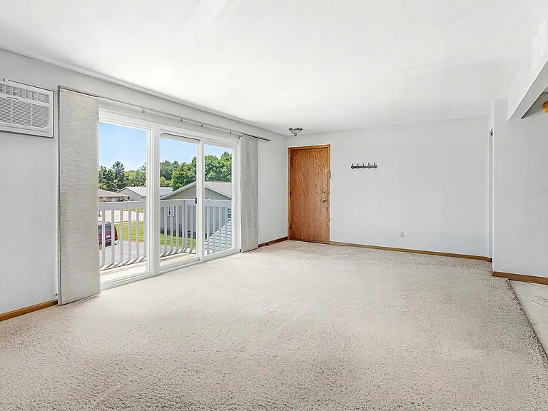 16 W Klubertanz Dr — Photo 6