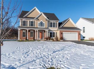 28 Sparrow Pt, Penfield, NY 14526