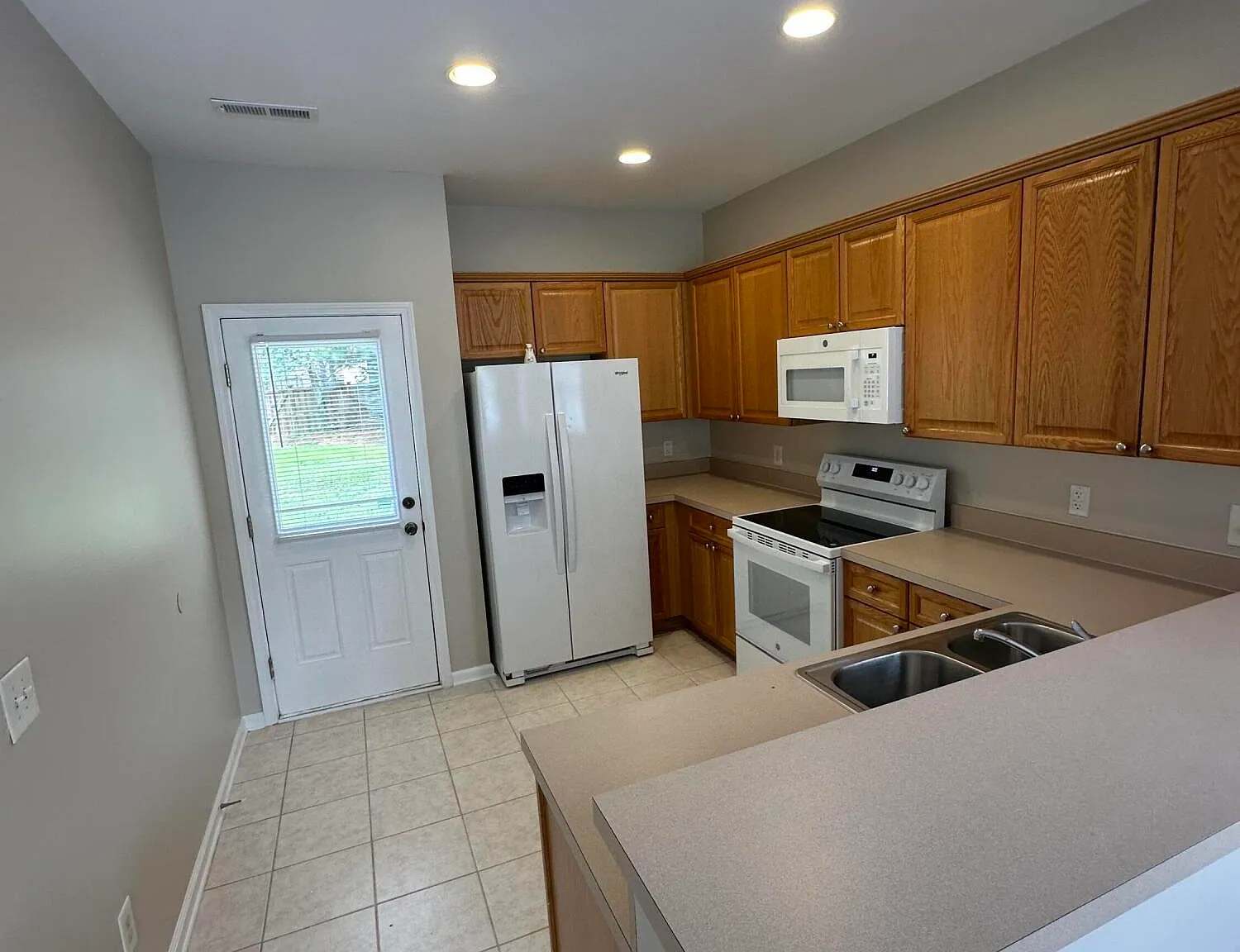 3 bed, 2.0 bath, $2,100 — Photo 4