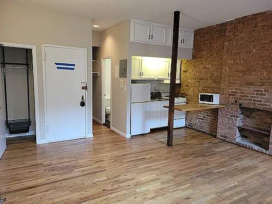 3rd image of 135 W 82nd St #4F