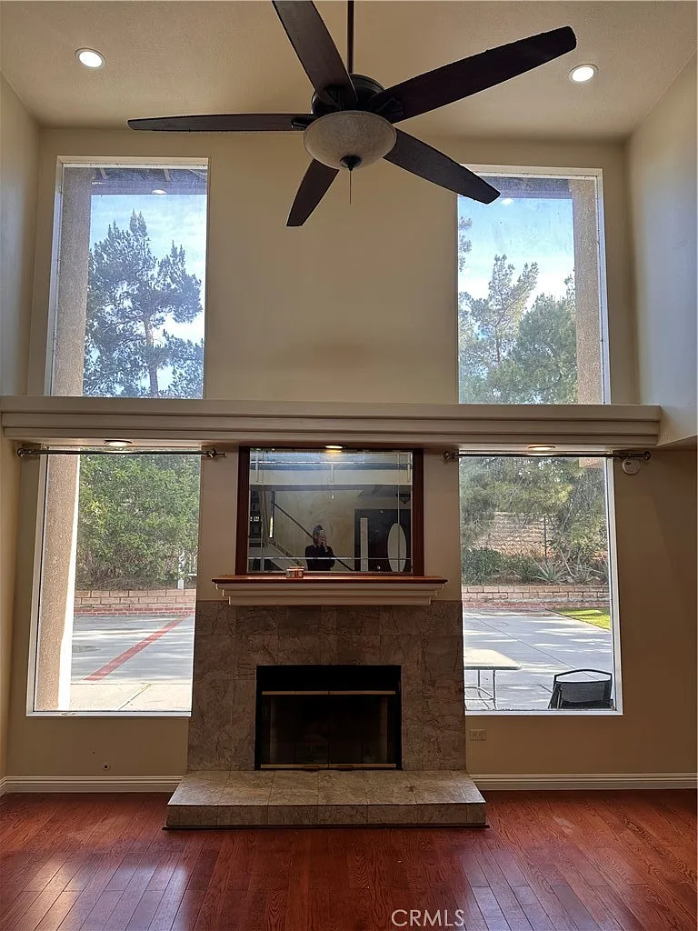5 bed, 2355 sqft, $5,975 — Photo 3