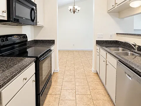 3 bed, 1033 sqft, $1,900 — Photo 3