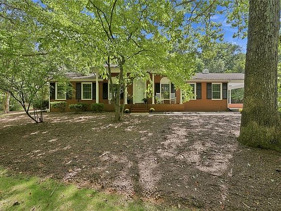 2nd image of 2036 E Pine St