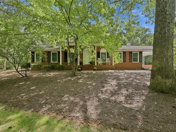 2036 E Pine St, Mount Airy, NC 27030