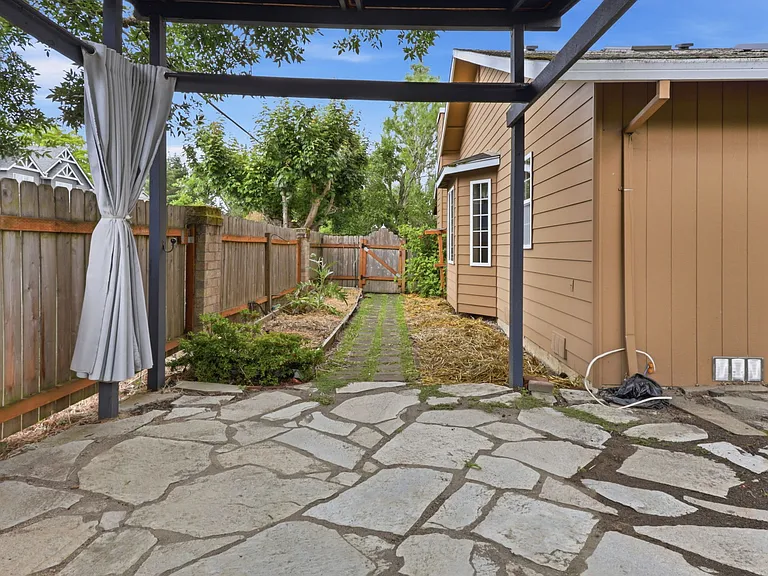894 SE 71st Ave — Photo 17