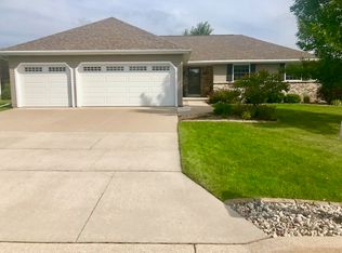 1225 Fieldview Dr, Menasha, WI 54952