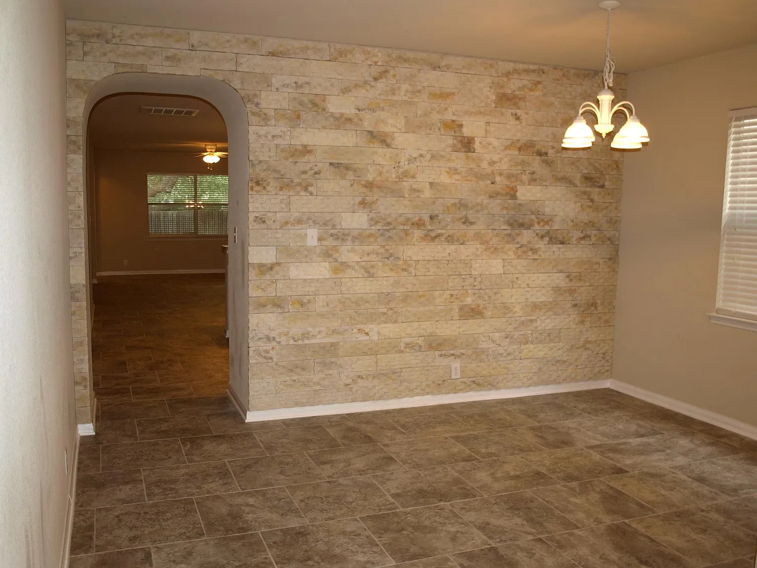 4 bed, 2422 sqft, $2,500 — Photo 2