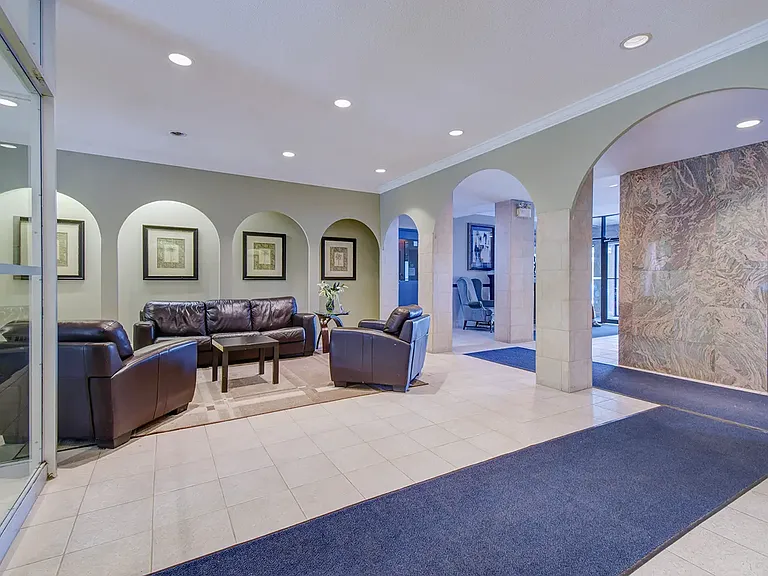 45 Paisley Blvd W — Photo 11