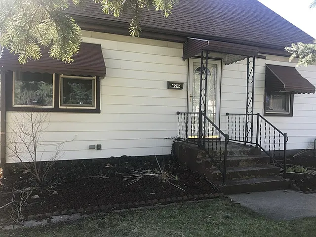 16944 Riverside Dr photo 1