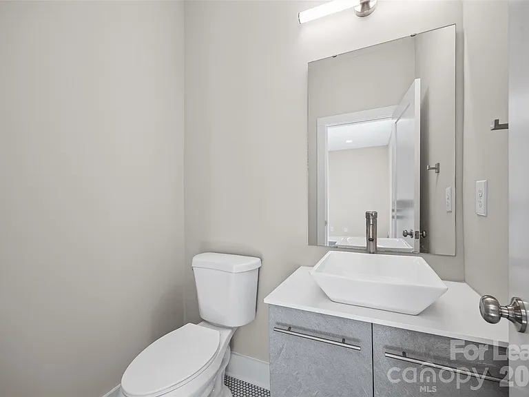 840 E 18th St #B — Photo 7