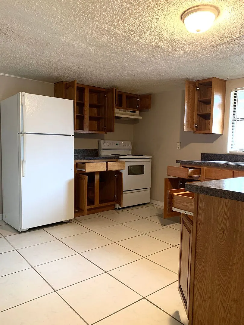3 bed, 2.0 bath, 960 sqft, $1,600 — Photo 3